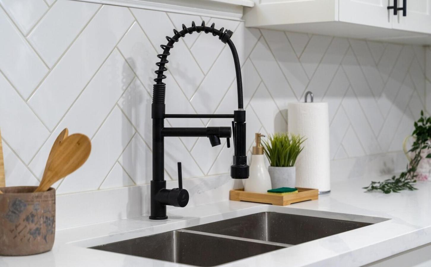 Modern 3 Bdr Homeapt Mins To Notlwineriesfalls Apartment Saint Catharines