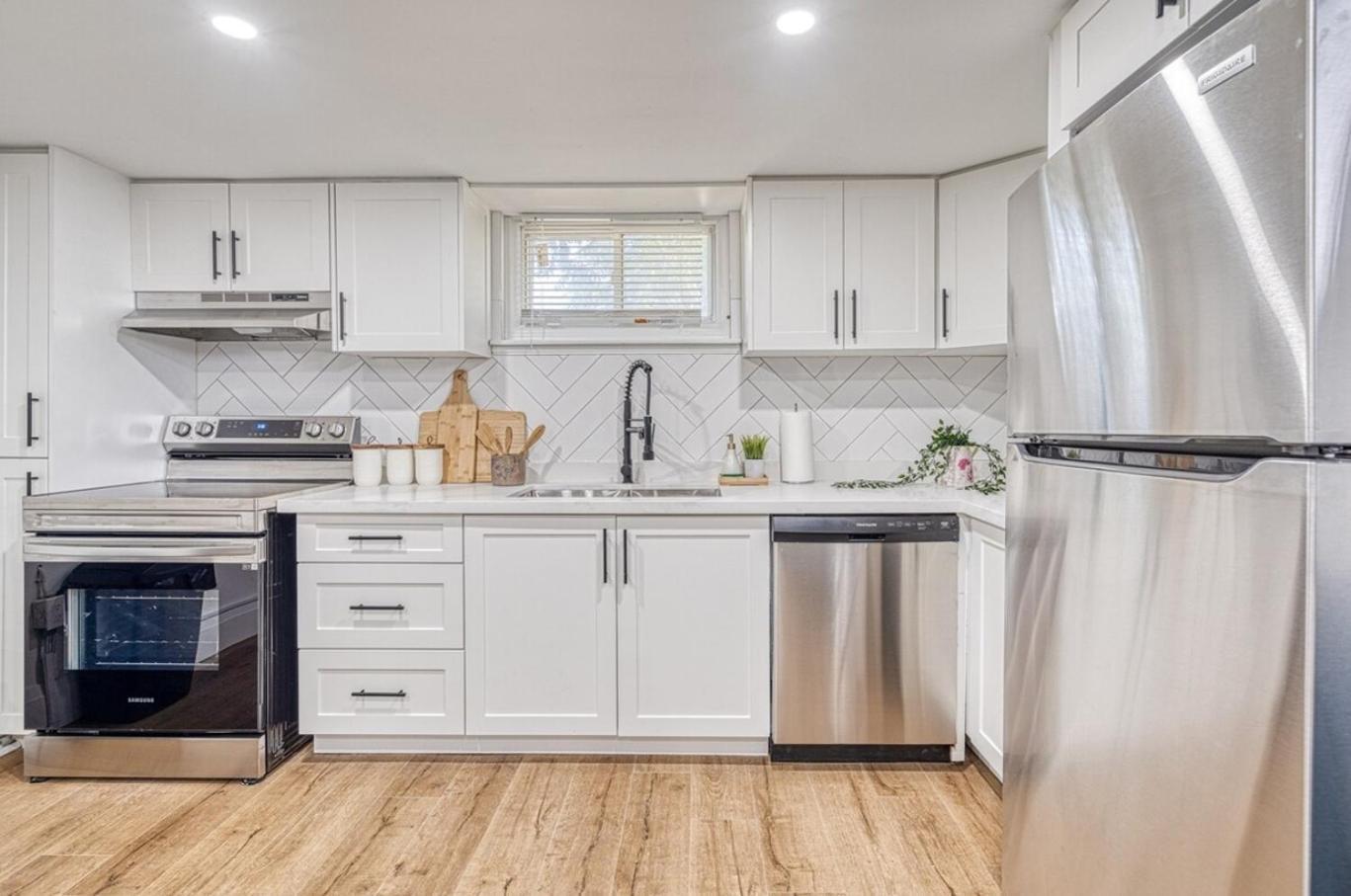Modern 3 Bdr Homeapt Mins To Notlwineriesfalls Saint Catharines