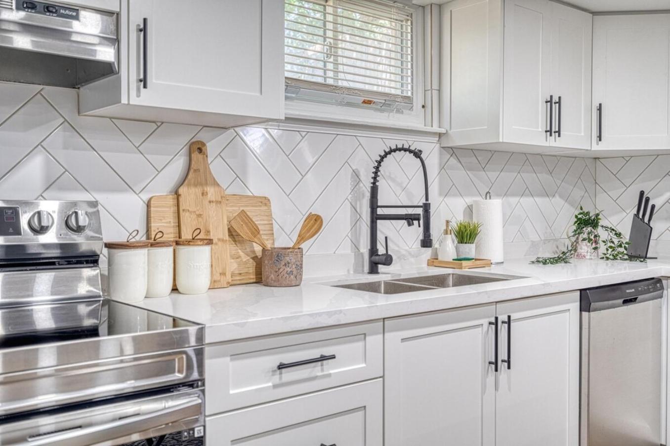 Modern 3 Bdr Homeapt Mins To Notlwineriesfalls Saint Catharines